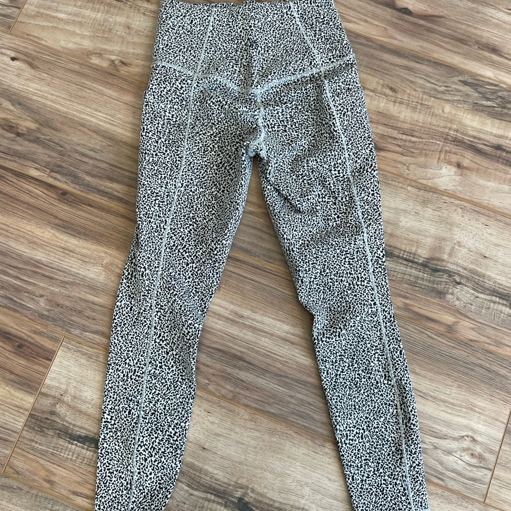 Athleta Salutation Stash Il Black & White Leopard Leggings (NWOT) XXS